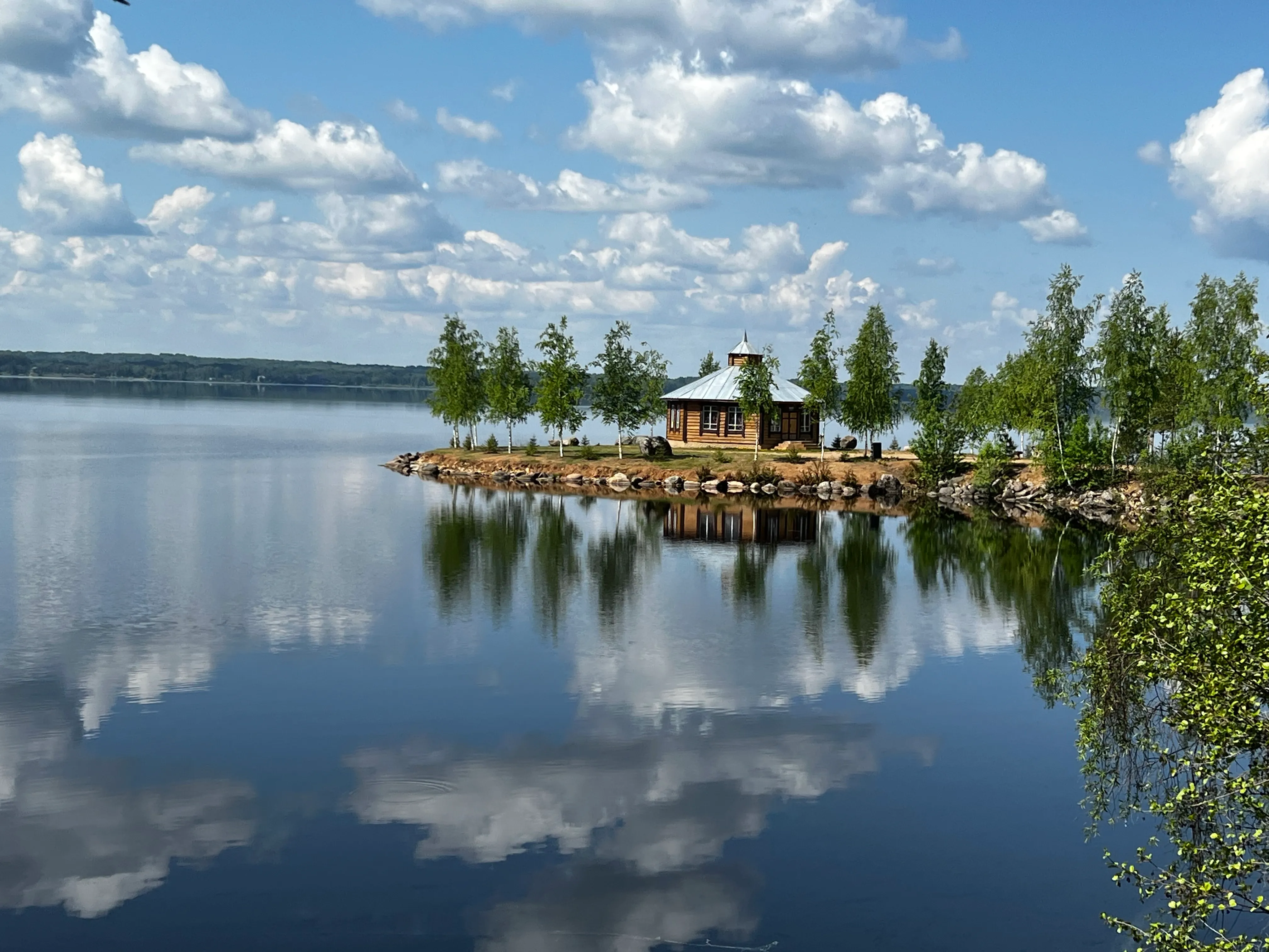 Беседка на островке среди берёз — озеро Волго